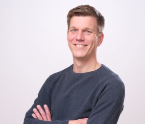 Mitarbeiterportraits Fa. EOMAP portrait Knut Hartmann in sweater - EOMAP